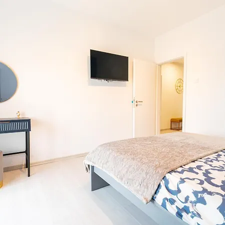 Elly's Empire Apartment *