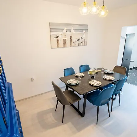 Elly's Empire Apartment