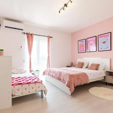 Elly's Empire Apartment