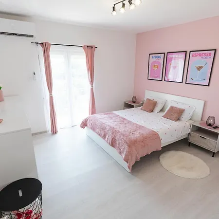 Elly's Empire Apartment