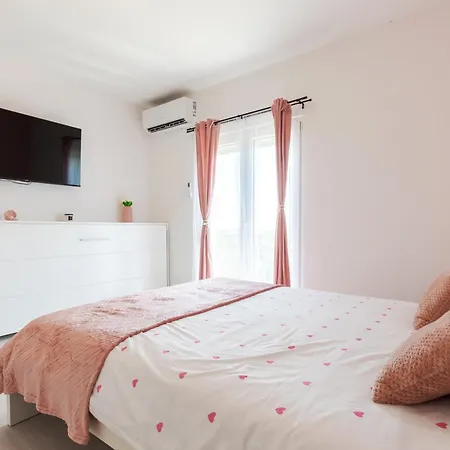 Elly's Empire Apartment