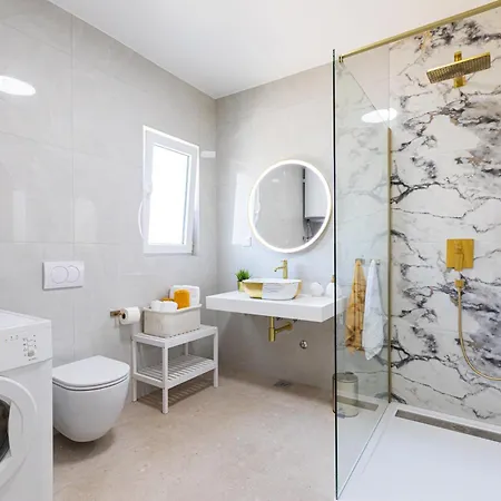 Elly's Empire Apartment *