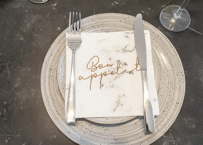 Elly's Empire Apartman *