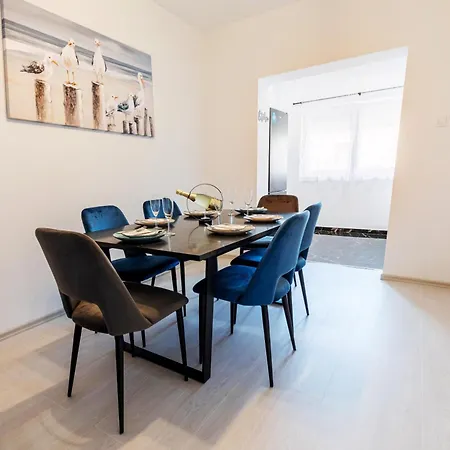 Elly's Empire Apartment *