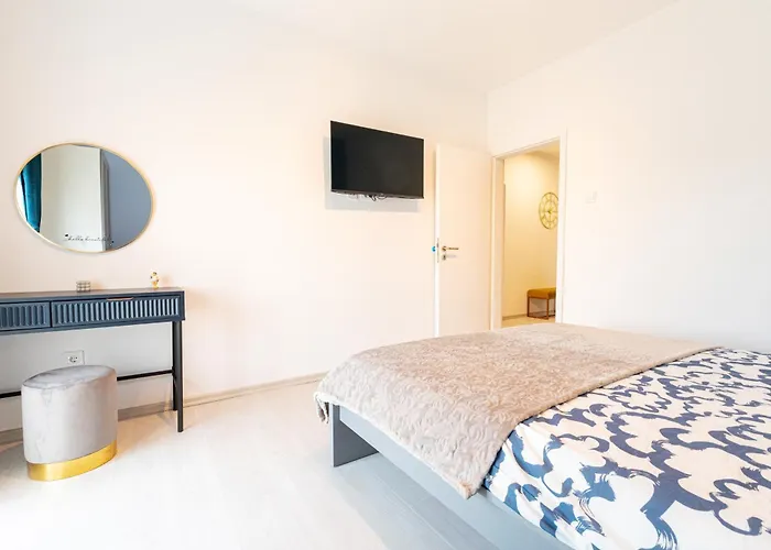 Elly's Empire Apartment *