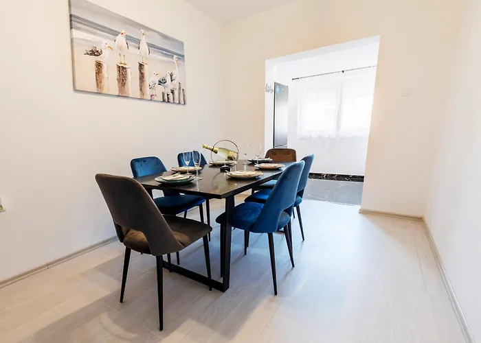 Elly's Empire Apartment *