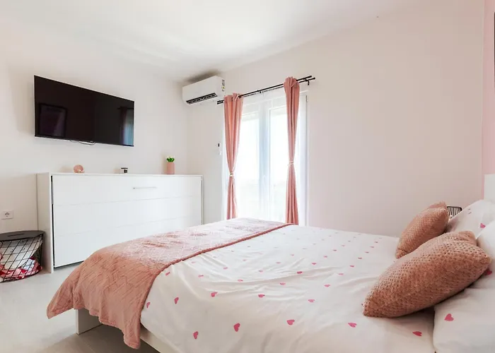 Elly's Empire Apartment